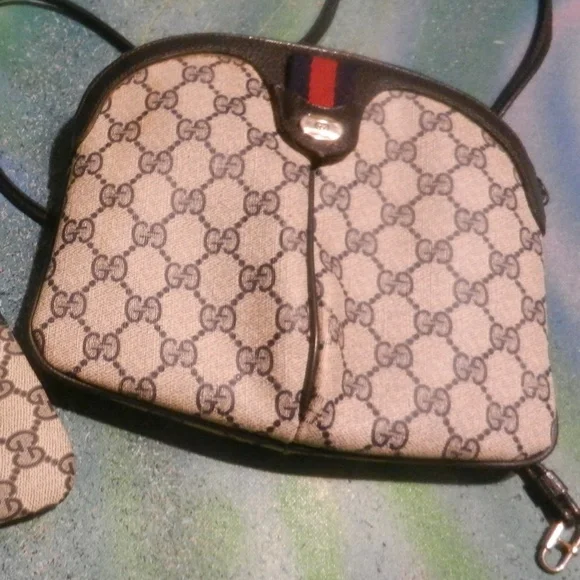 Gucci VTG collectible crossbody purse cream navy logo canvas curved shoulder bag - Picture 4 of 16